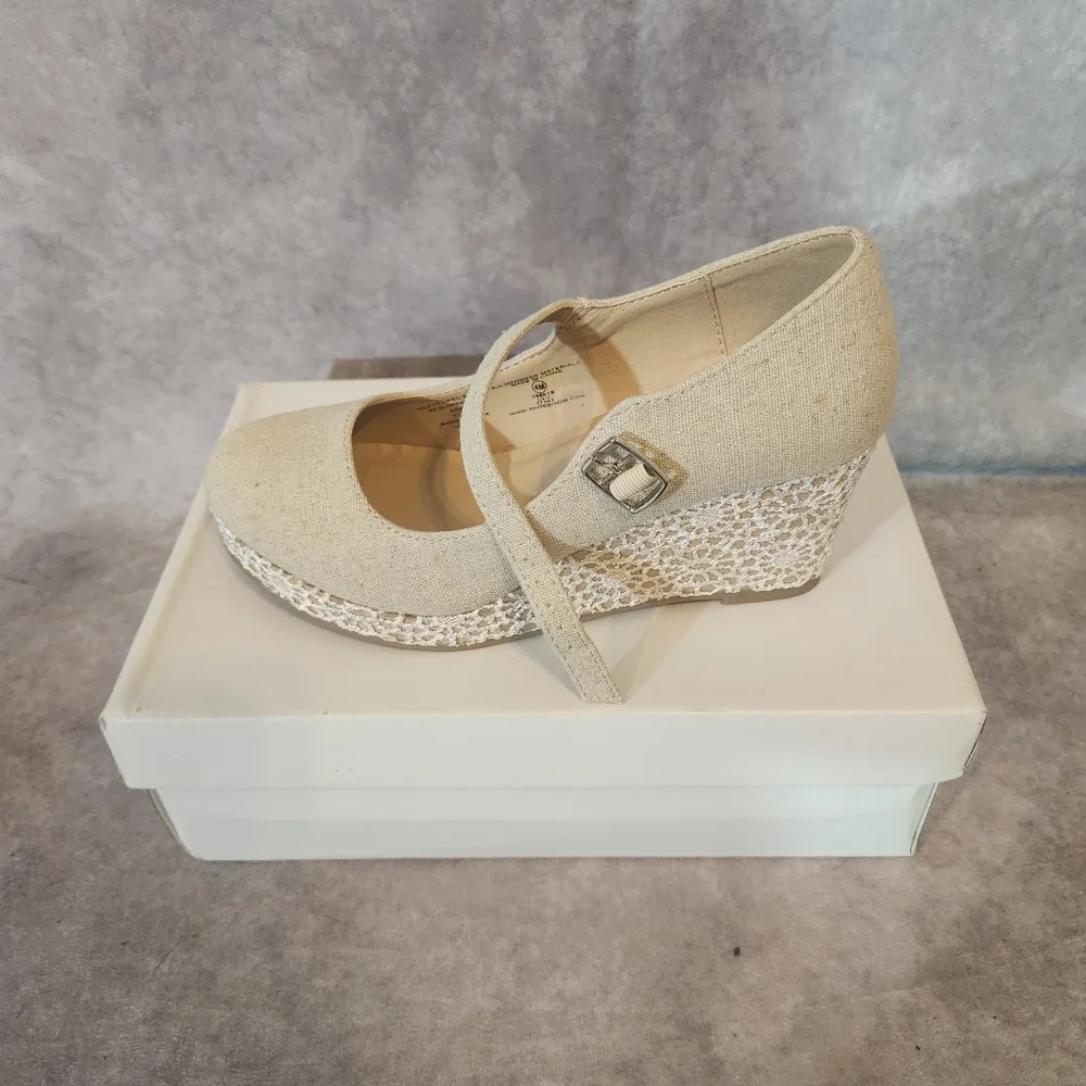Soda Lace‎ Heel Cream Wedge Shoes Size 4M